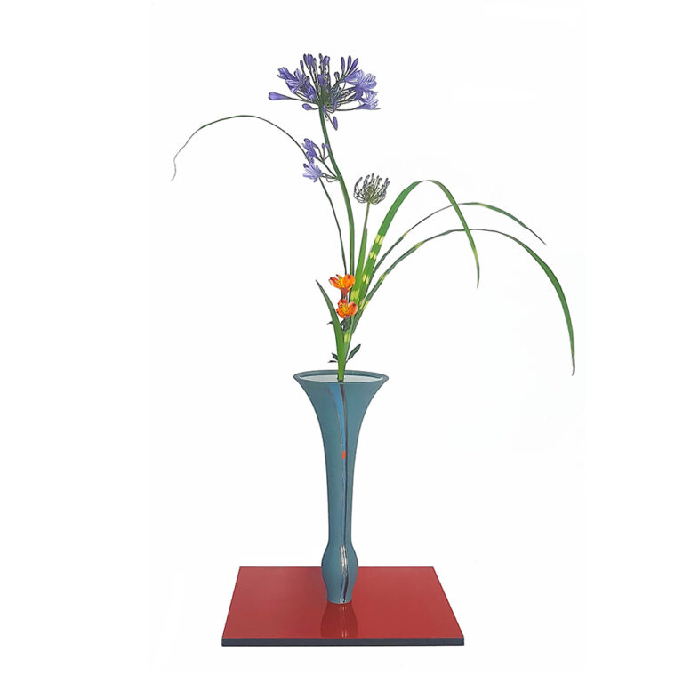 Sc__0004_3. SHOKA SANSHUIKE slender vase - Agapanthus, Miscanthus, Alstromeria - DM